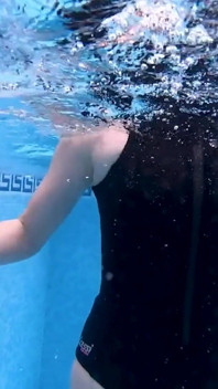 Traje húmedo bajo el agua y máscara, fetiche, burbujas y control de la respiración