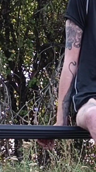 Madrasta em um parque dedilhando meu pau em um banco