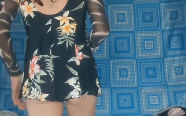 Lizzaal ZZ: Baju renang retro hitamku yang seksi berpose sebelum memasukkan tongkat...