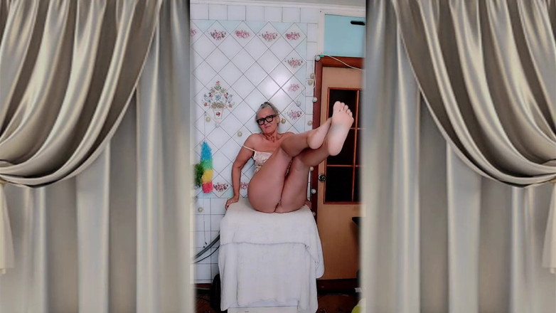 Lukerya: Lukerya Está Coqueteando En La Cocina De Su Casa.