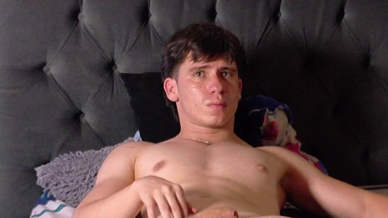 Icyhot707: Homme Latino Est Nu Sur Son Lit Et Montre Ses...