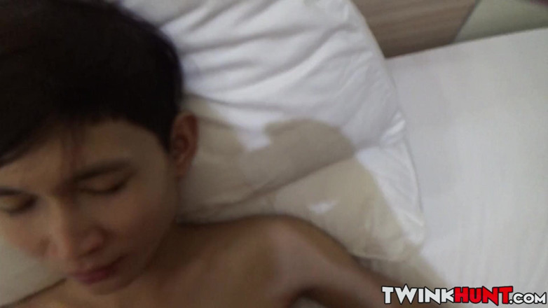 Twink Hunt: Fofo garoto asiático chupa meu pau no Camboja