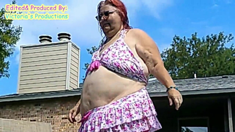 BBW nurse Vicki adventures with friends: 수영장에서 그녀의 새로운 비키니를 모델 간호사 비키 다음 깜박