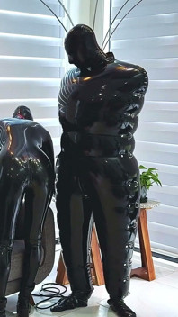充气西装edging和否认，第1部分 - Alex latex