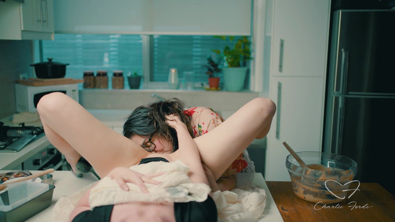 CharlieForde: チャーリー・フォード、チェイシー・デビル出演のケーキを焼いて