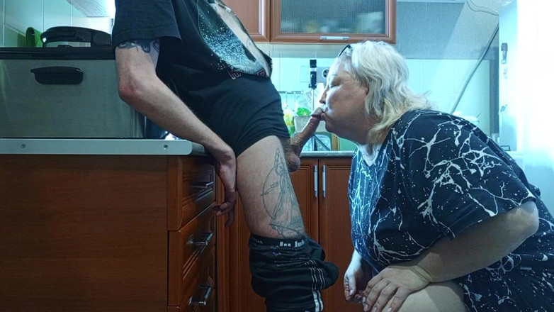 Zona901: 継母はフェラチオの後に精液を全部吐き出しました