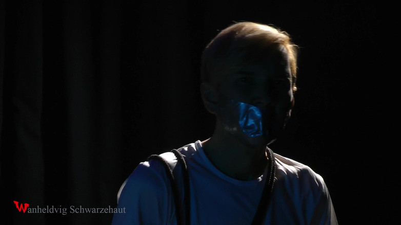 Wanheldvig: Nicky merobek pakaian dan menggelitik