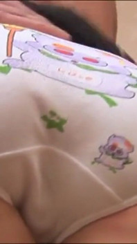 Sledujte, jak si malá Kimberly vezme ptáka v Panenské kundičce