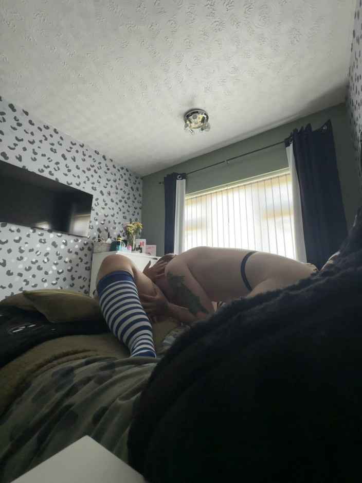 Filthy British Couple: Memek istri super semok ini dijilat sambil pakai kaus kaki...