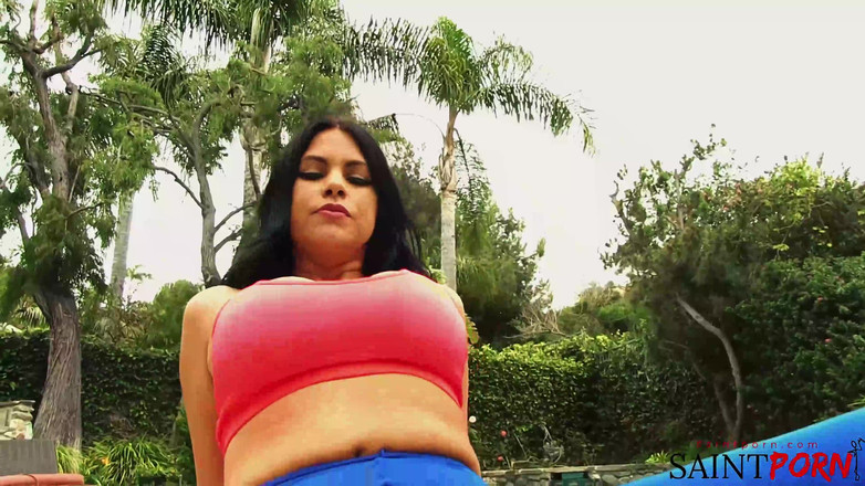 SaintPorn: बड़े स्तनों वाली Lacie पसीने से तर कसरत के बाद जोरदार चुदाई करती है