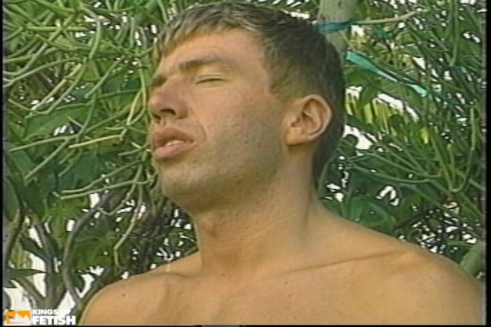 Gay Diaries: Un bărbat masiv se masturbează în timp ce urmărește doi tipi...