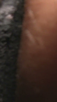 Un homme minuscule à gros cul