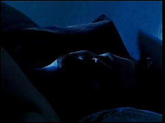 Teen Seduction: 大きなおっぱいを持つ若いジューシーなブロンドは、彼らの最初のデート中に美しいバラを提示されました