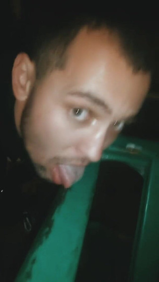 Merry Bell: Riskantní veřejná noční procházka městem. Nahá Twink Gay děvka olizuje...