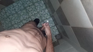 Cute boy jerks off: Il ragazzo si masturba e pulisce tutti i peli del...