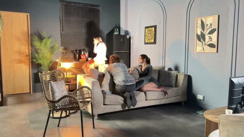 celestealba: Dans Les Coulisses, Les Lesbiennes Baisent Séparément Avec Le Visiteur