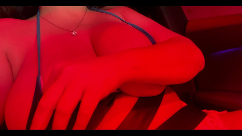 Dani Valentina: Засвет сисек большой Areola с участием фигуристой Dani Valentina