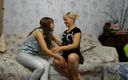 Dirty fantasy: Amateur teen lernt, mit ihrer stiefmutter muschi zu lecken