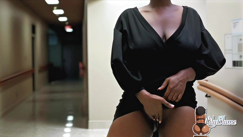 Afrocummy: Masturbazione in ospedale e sega sborra mentre gli sconosciuti guardano