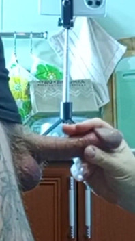 Nach einem tiefen blowjob spuckt die stiefmutter das sperma aus