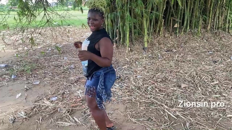 Zion: Africana Negra Sexy Garota Negra Dança Em Público Com Risos