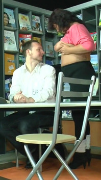 La milf sexy non resiste e scopa il suo amante sul banco da lavoro