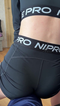 ถูแห้งแตก น้ำแตกพุ่งใส่กางเกง Nike Pro ของเธอ