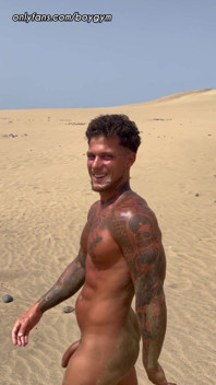 Je m’éjacule sur la plage
