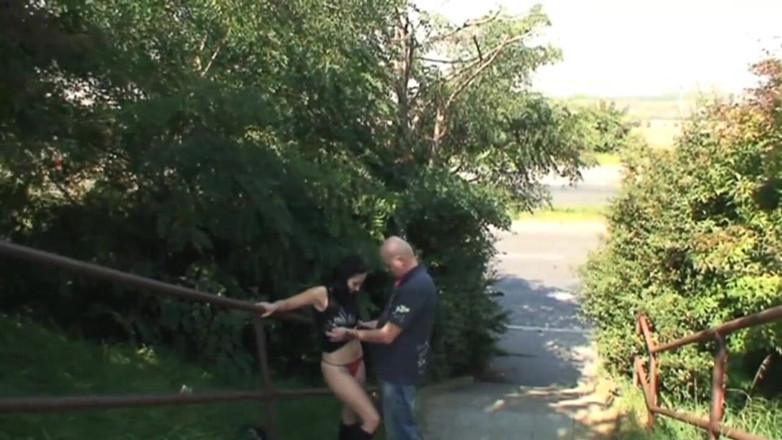 Out Sexxx: Hete brunette wordt nauwelijks buitenshuis geneukt als een slet
