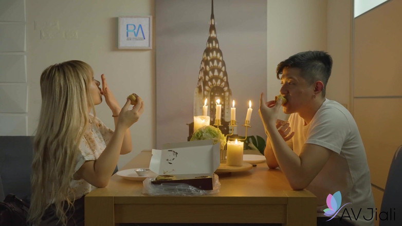 AV Jiali: Lina ve yeni erkek arkadaşı günü evde birbirlerini keşfederek geçiriyor