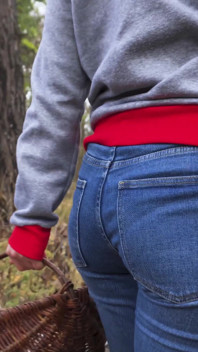 MILF i blå jeans böjer sig och blinkar sin stora röv utomhus