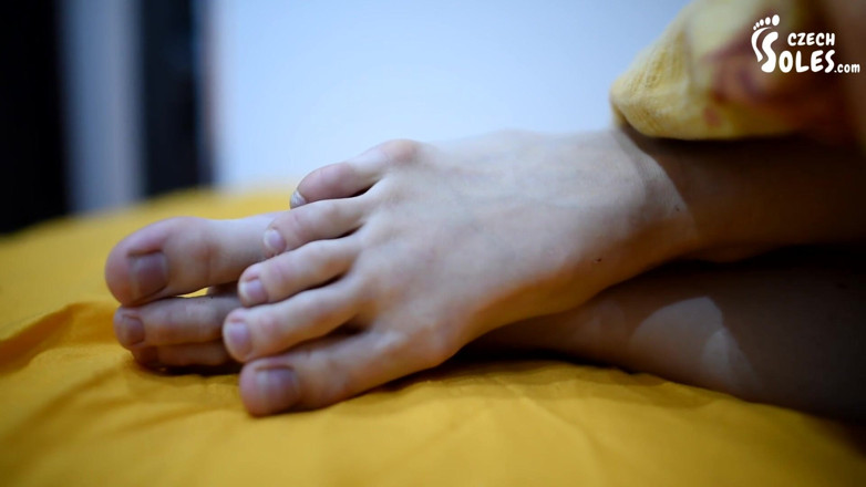 Czech Soles - foot fetish content: Ses pieds fatigués au lit
