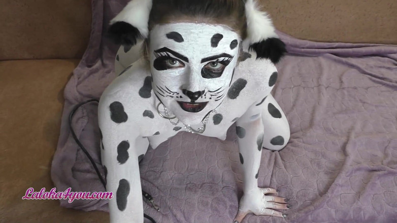 Laloka4you: Menina bonita em traje dálmata brincando cavalga o pau grande...