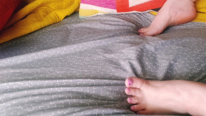 Fatfemmefrisky: khelne aur viry nikaalne ke dauraan hi pair