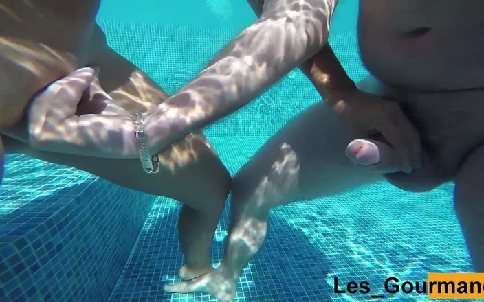 Les Gourmands: Orta yaşlı seksi kadın Yunan havuzunda parmaklıyor