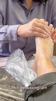 Депиляция самцу в чулках двумя медсестрами в перчатках