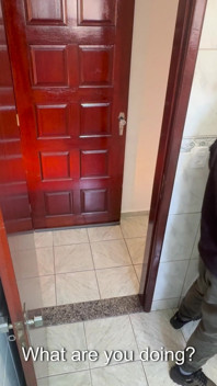 Un si sgrilletta contro la sua sorellastra in bagno