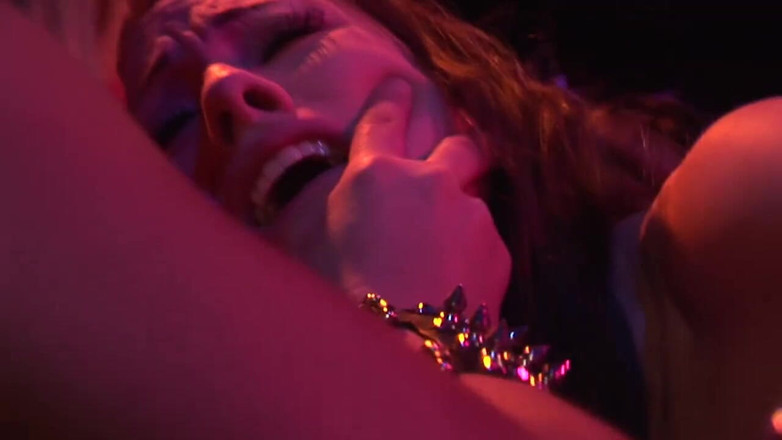 Fetish Desire: Amarrada ao poste e chicoteada como nunca antes