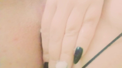 WildFlawiii: Moje nadržená manželka si olejuje zadek v šatně v tělocvičně.