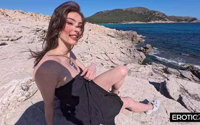 German bitch hunter: スキニーベイブは激しく乗り、彼女の足を使って彼を端まで追い込みます