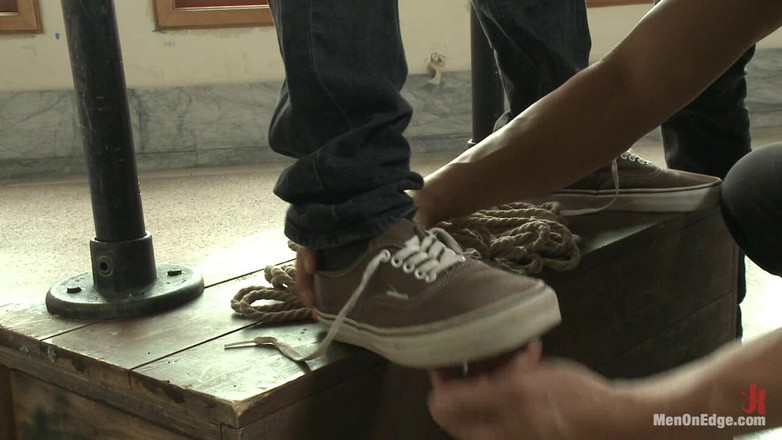 Men on Edge: Quente garanhão peludo amarrado e pela primeira vez