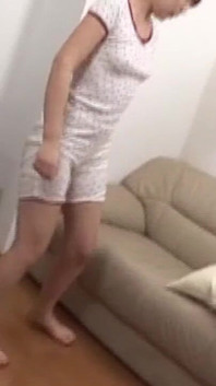 Hravá asijská MILF předvádí své dokonalé křivky