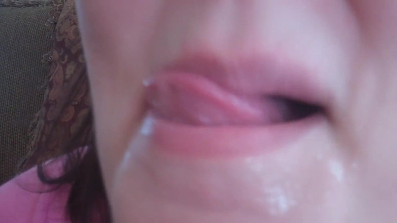 Sexy Amateurz: Sta mostrando la sua bella lingua in primo piano