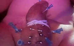 Volledige videostraf en piercing inbrengen na het injecteren van echte schacht en ballen