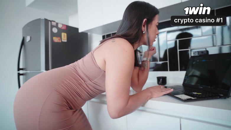 Kylei Ellish: Rozvedená MILF šuká pannu šprt, aby jí pomohla investovat online! Pipe Boy...