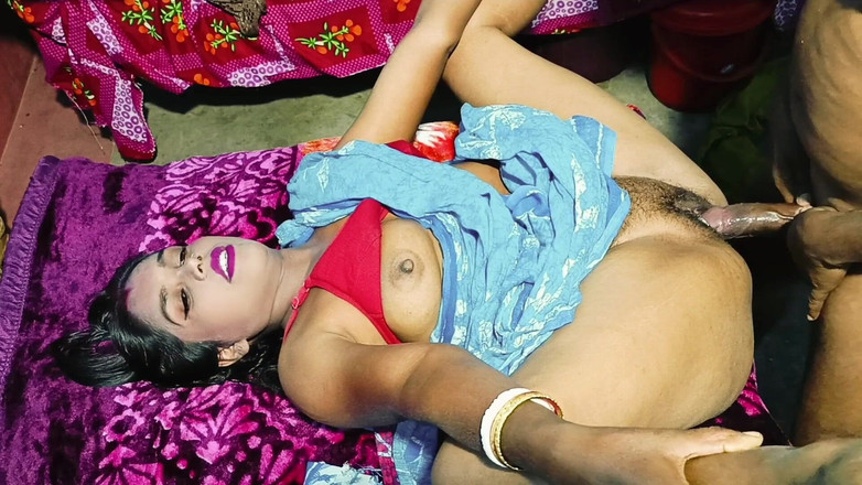 Anal girl: 印度妻子在浴室里操她的女婊