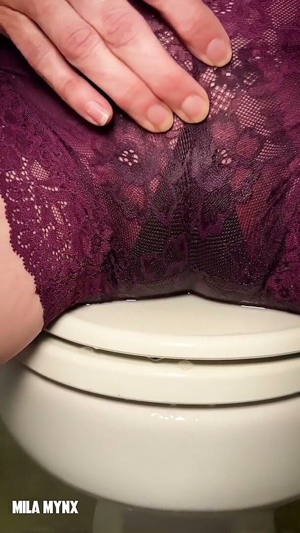 Mila Mynx: Verzweifelt, in meine neuen dessous zu pinkeln