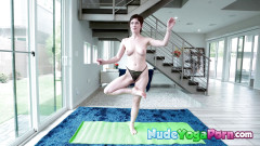 Nude Yoga Porn: Přírodní olivové sklo ukazuje protahující se pohyby nahé
