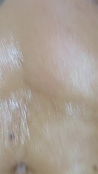Ibu tiri amatur seksi panas menunggang zakar besarnya untuk memancut mani dengan orgasme pancutan mani yang menggoncang badannya semasa dia merayu untuk berhenti