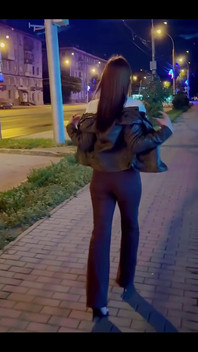 Hei, kemarilah aku akan menciummu! Jalan-jalan malam itu indah, bukan?